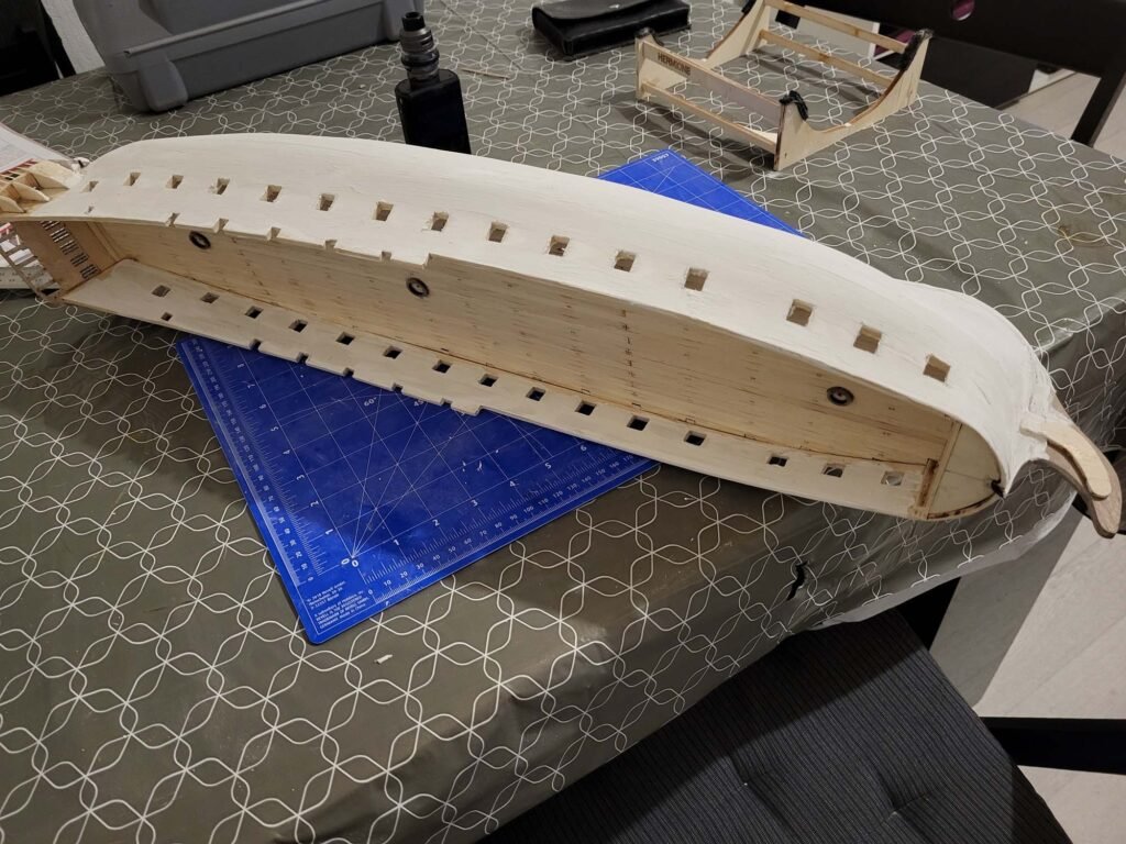 Maquette de navire en bois avec trous de fixation