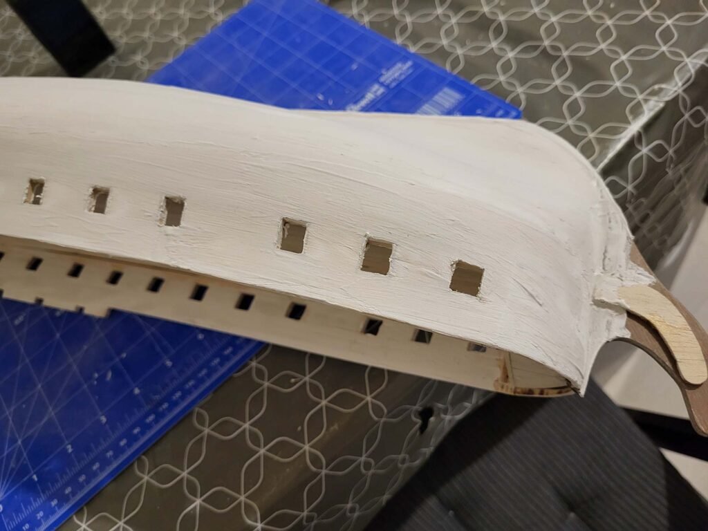 Maquette navire blanc avec hublots carrés peints