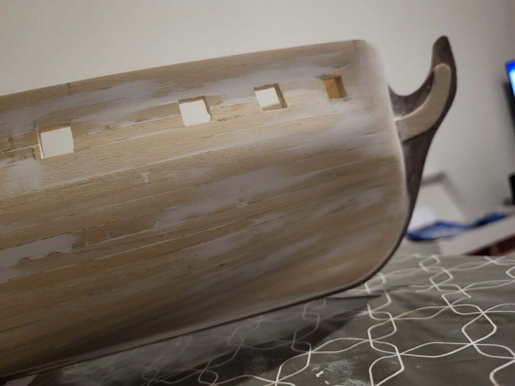 Fuselage d'avion en bois avec hublots découpés