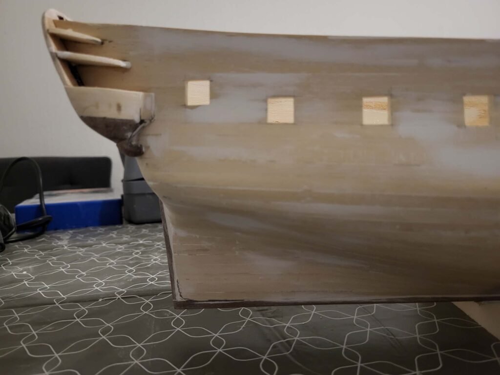 Intérieur d'avion avec hublots carrés et cabine vide