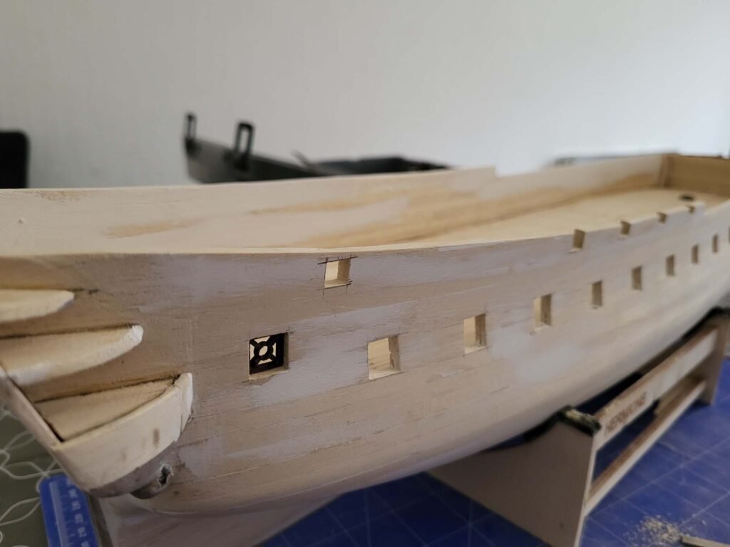 Maquette bateau bois avec hublots et détails architecturaux