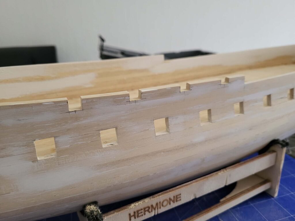 Assemblage bois avec encoches et chevilles carrées