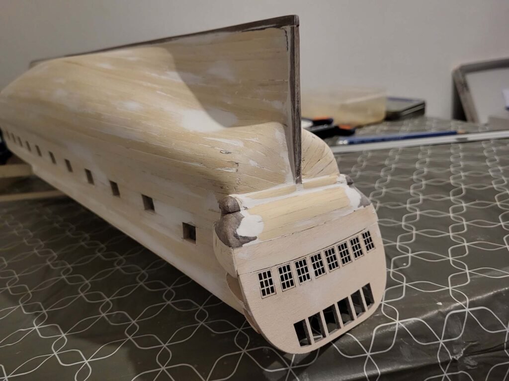 Maquette bateau en bois blanc avec détails architecturaux