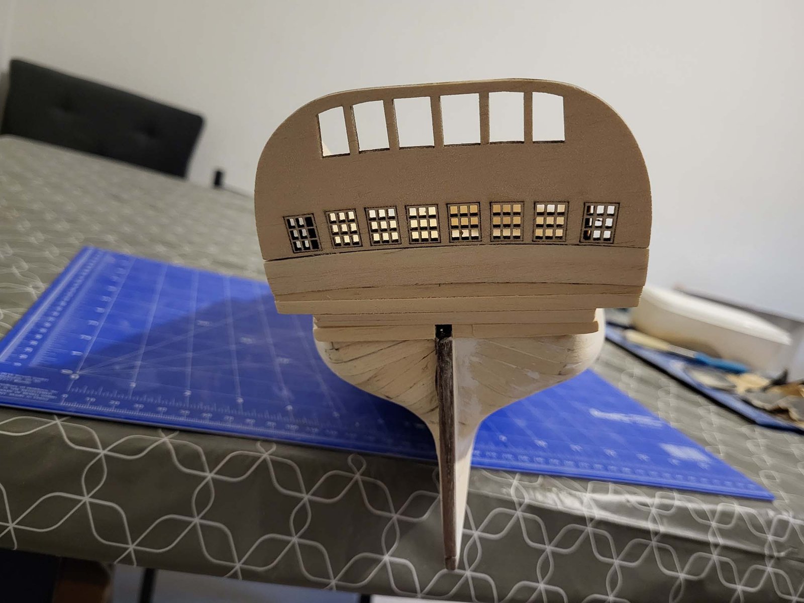 Maquette proue coque de navire en bois clair
