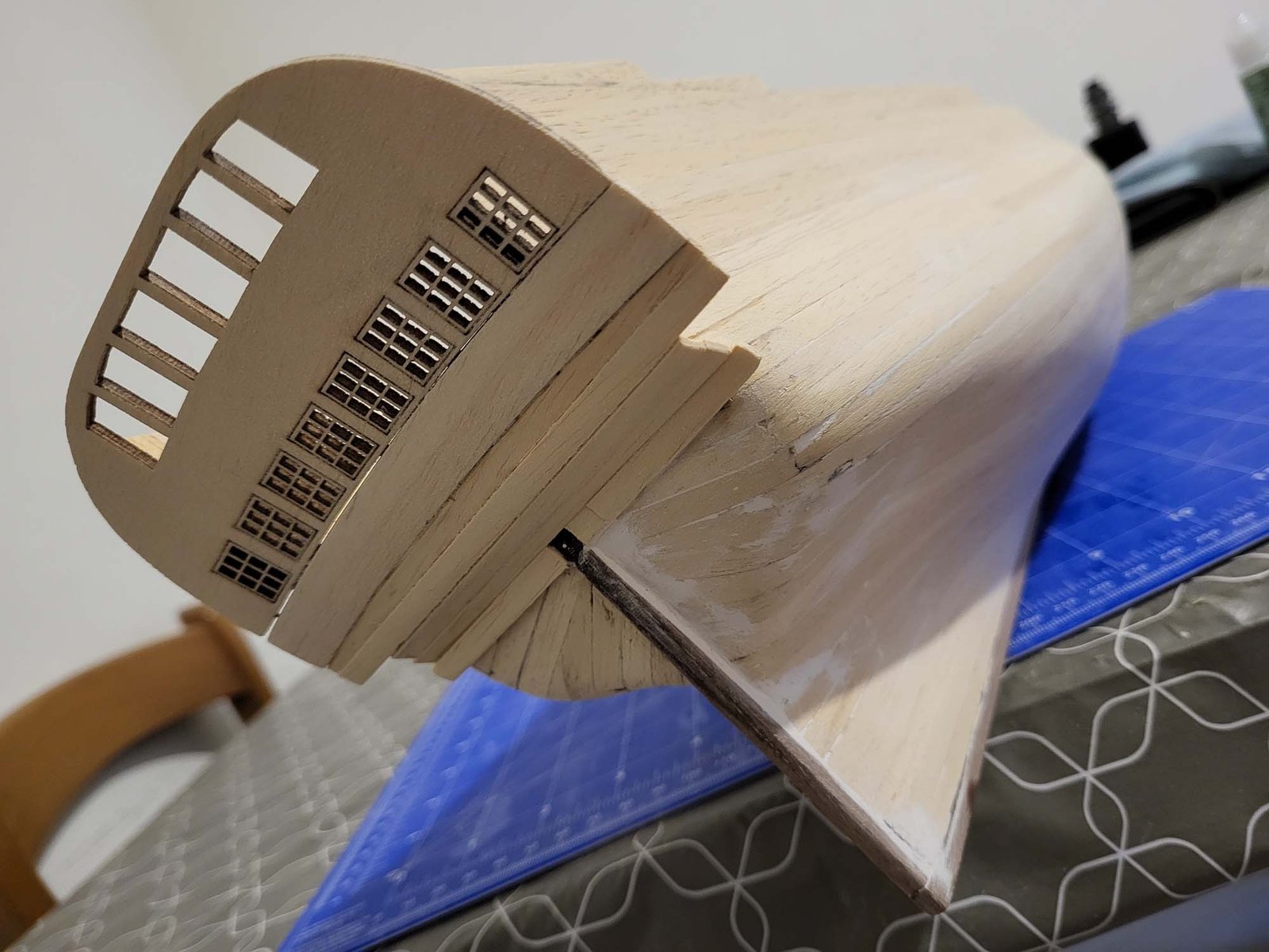 Maquette proue coque de navire en bois clair