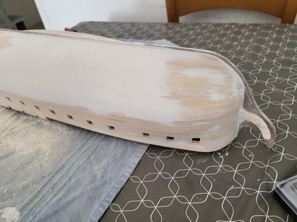Moule en bois avec trous d'aération posé sur un lit