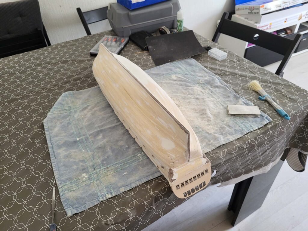 Maquette bateau bois en construction sur table atelier