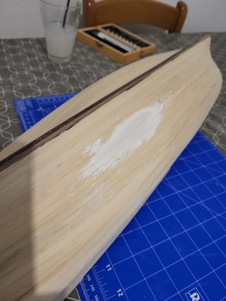 Maquette coque de navire en bois clair