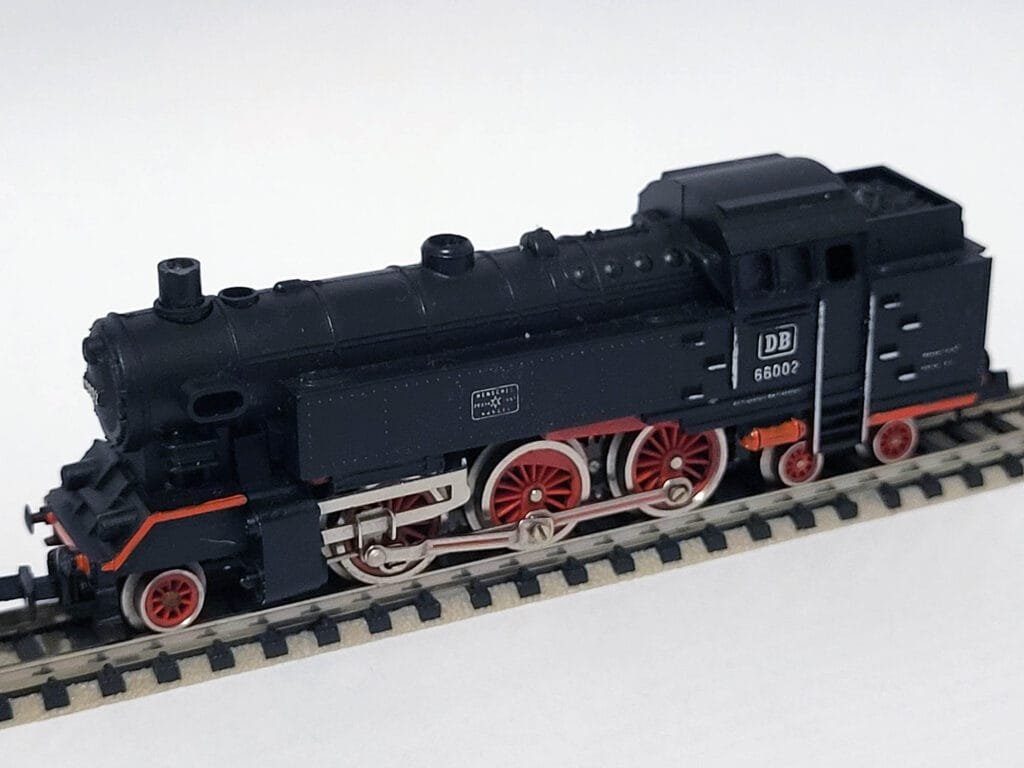 Locomotive vapeur miniature DB 66002 de la marque Ibertren echelle N noire et rouge
