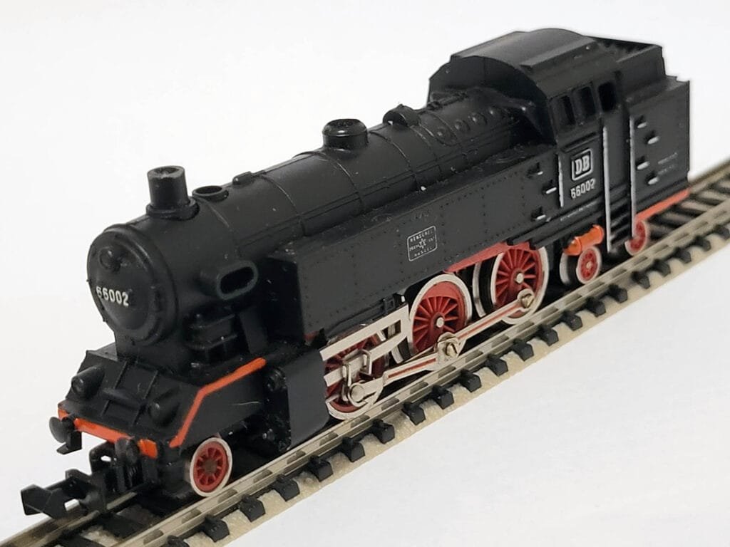 Locomotive vapeur miniature DB 66002 de la marque Ibertren echelle N noire et rouge