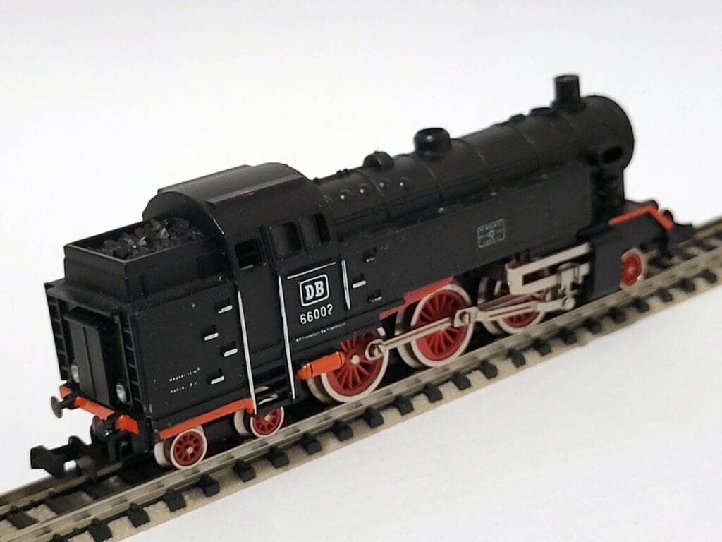 Locomotive vapeur miniature DB 66002 de la marque Ibertren echelle N noire et rouge