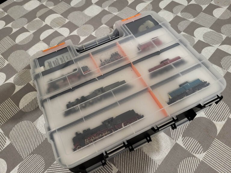 Boîte de rangement transparent avec locomotives miniatures trains