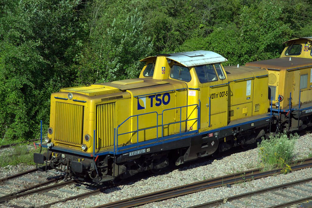 Locomotive diesel BR Class 211 007-5 jaune, entreprise TSO sur rails