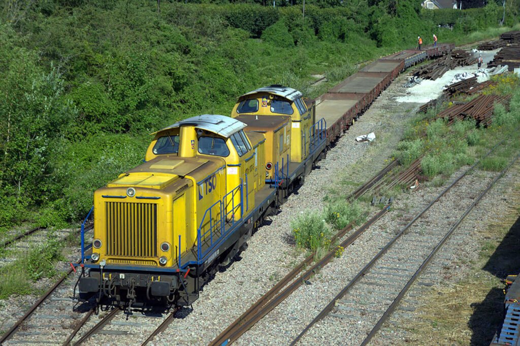 Locomotive diesel BR Class 211 007-5 jaune, entreprise TSO sur rails