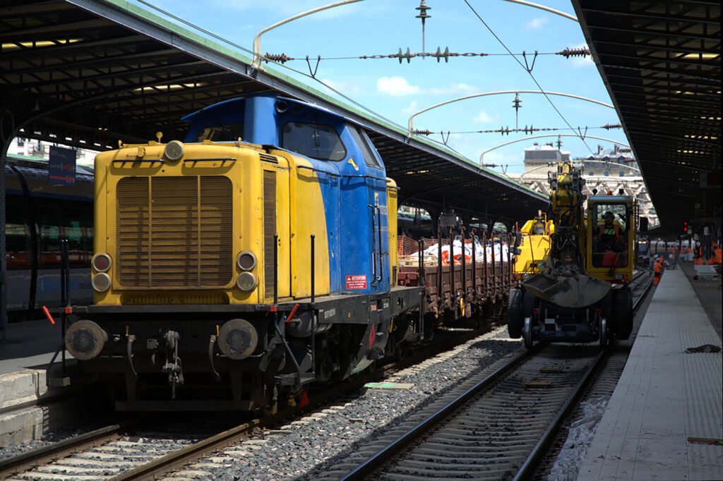 Locomotive diésel BR Class 211 de FERROTRACT (V211 551-5), jaune et bleu.