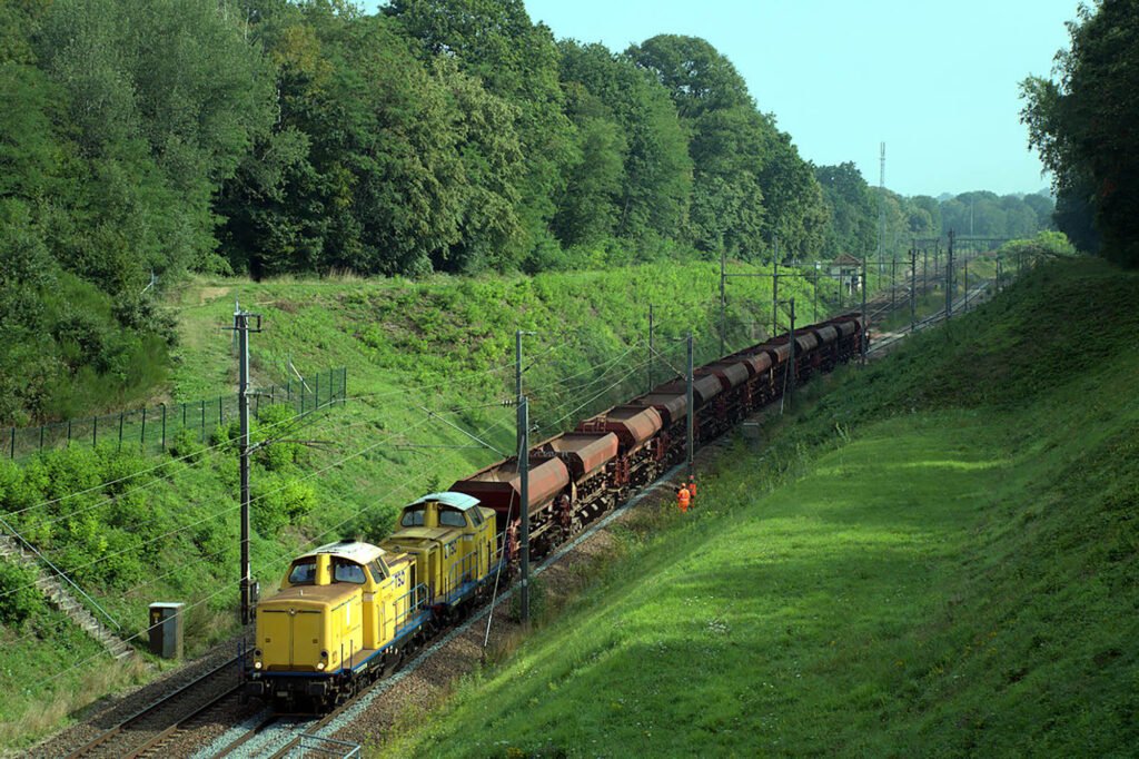 Locomotive diesel BR Class 211 jaune, entreprise TSO tractant des wagons trémies