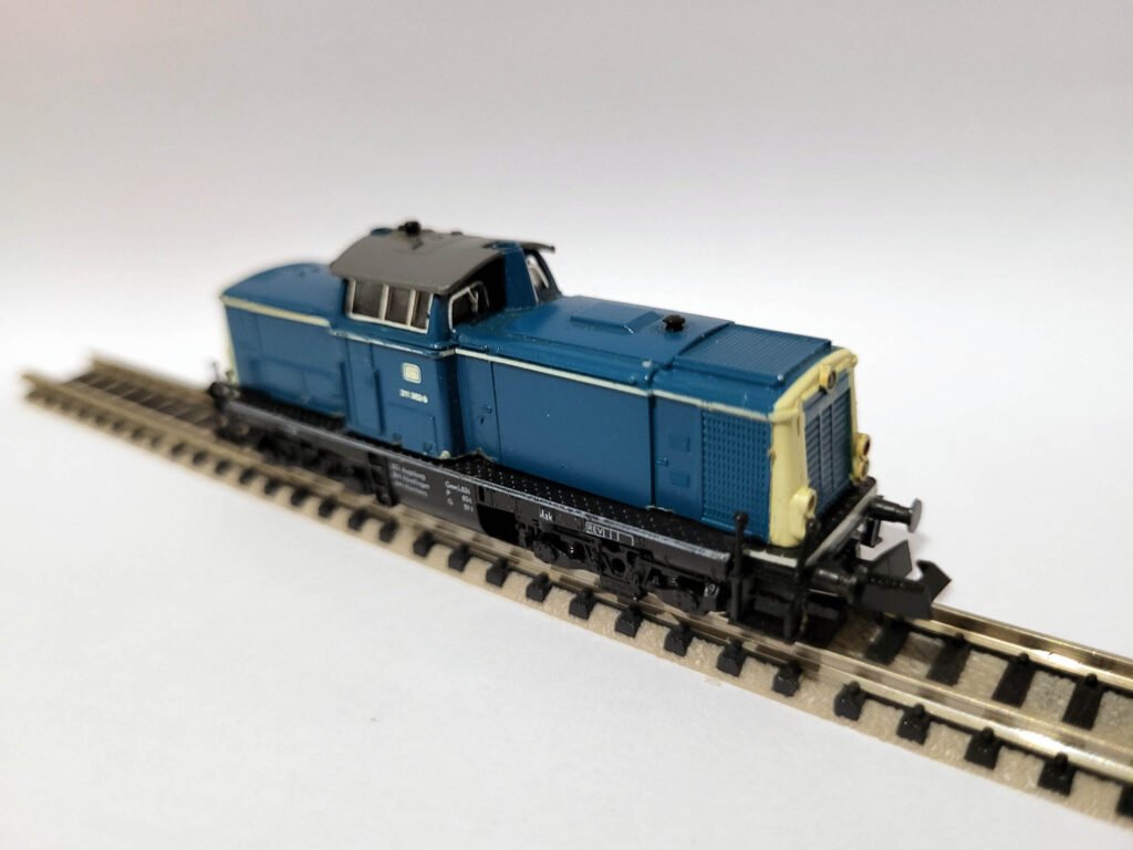 Miniature BR Class 211 362-9 - Arnold Rapido - N bleue sur rails de train électrique