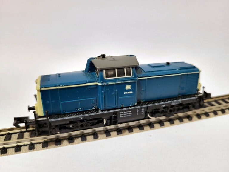 Miniature BR Class 211 362-9 - Arnold Rapido - N bleue sur rails de train électrique