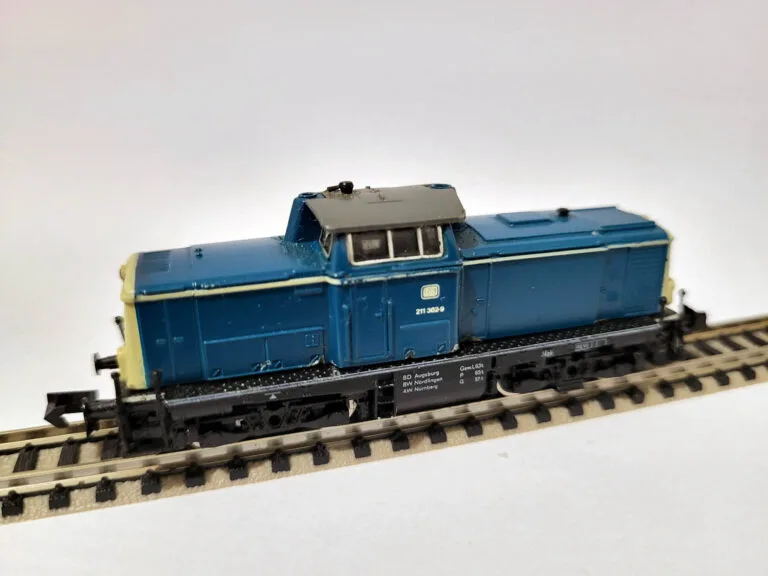 Miniature BR Class 211 362-9 - Arnold Rapido - N bleue sur rails de train électrique