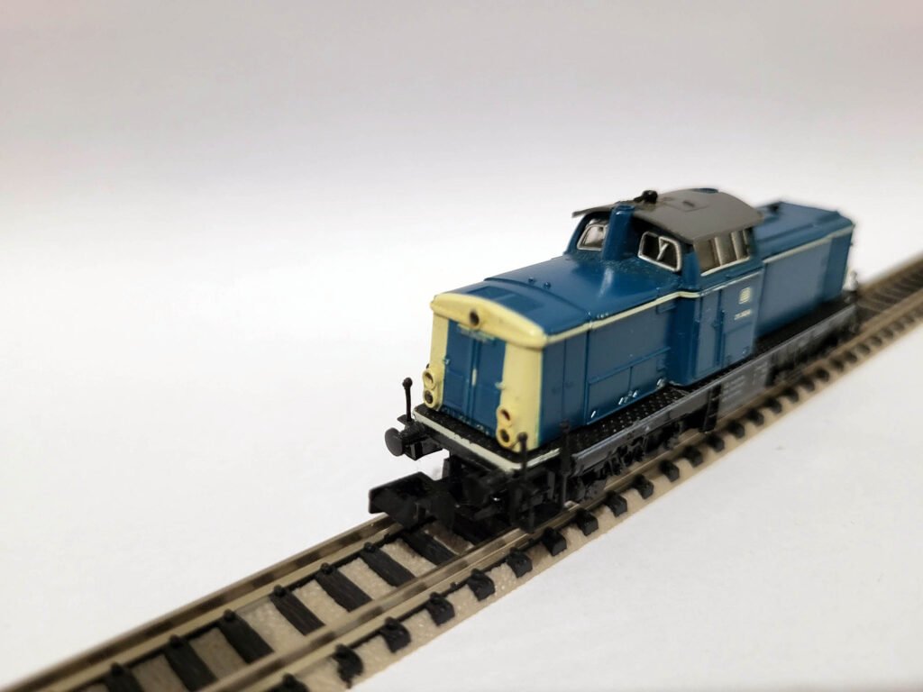 Miniature BR Class 211 362-9 - Arnold Rapido - N bleue sur rails de train électrique