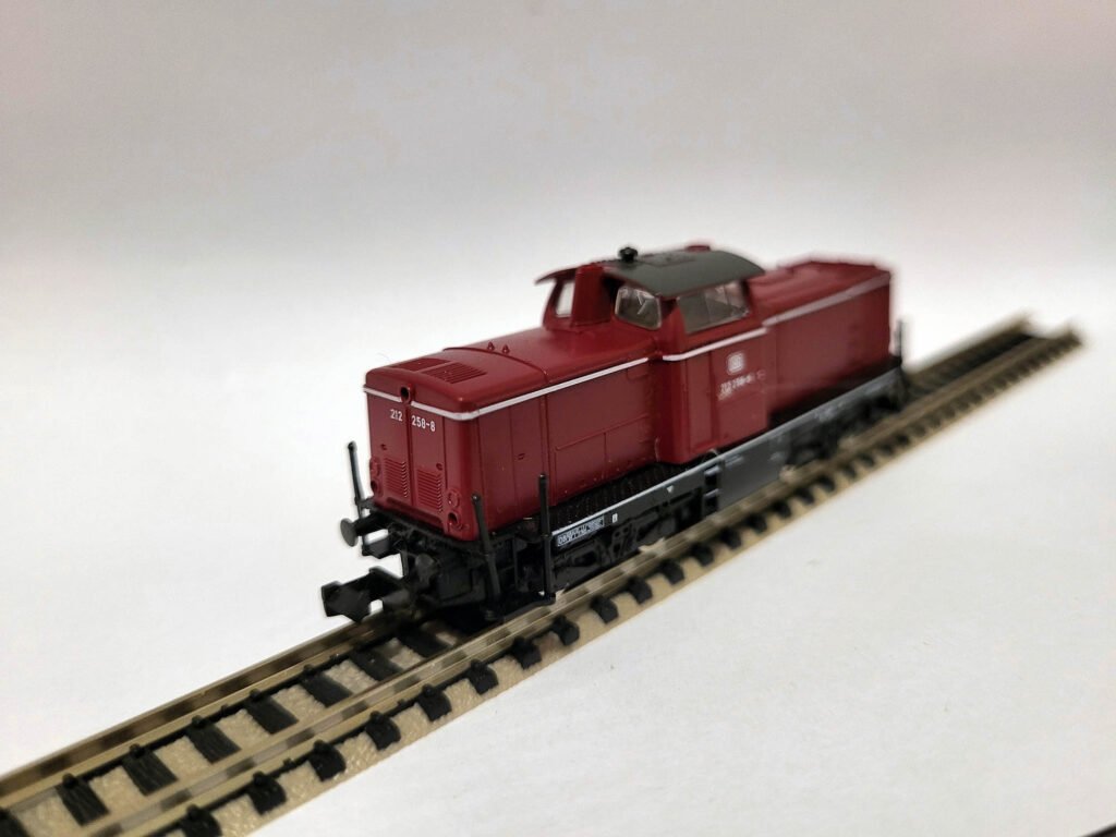 Miniature échelle N - Modéle BR Class 212 258-8 de la marque Fleischmann Piccolo - Rouge sur rails