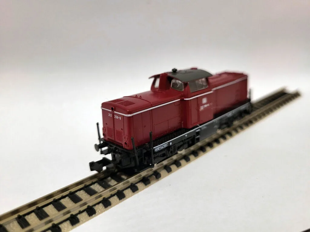 Miniature échelle N - Modéle BR Class 212 258-8 de la marque Fleischmann Piccolo - Rouge sur rails