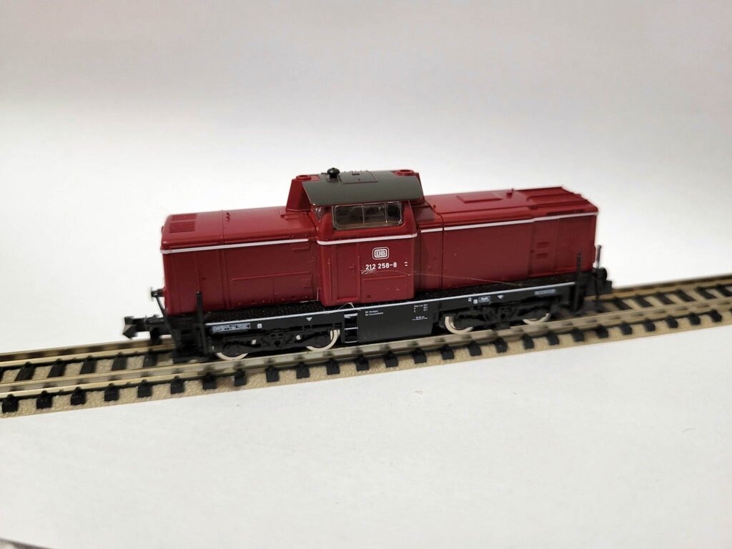Miniature échelle N - Modéle BR Class 212 258-8 de la marque Fleischmann Piccolo - Rouge sur rails