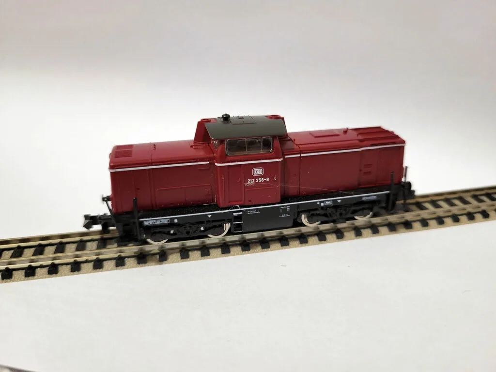 Miniature échelle N - Modéle BR Class 212 258-8 de la marque Fleischmann Piccolo - Rouge sur rails