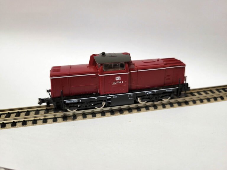 Miniature échelle N - Modéle BR Class 212 258-8 de la marque Fleischmann Piccolo - Rouge sur rails