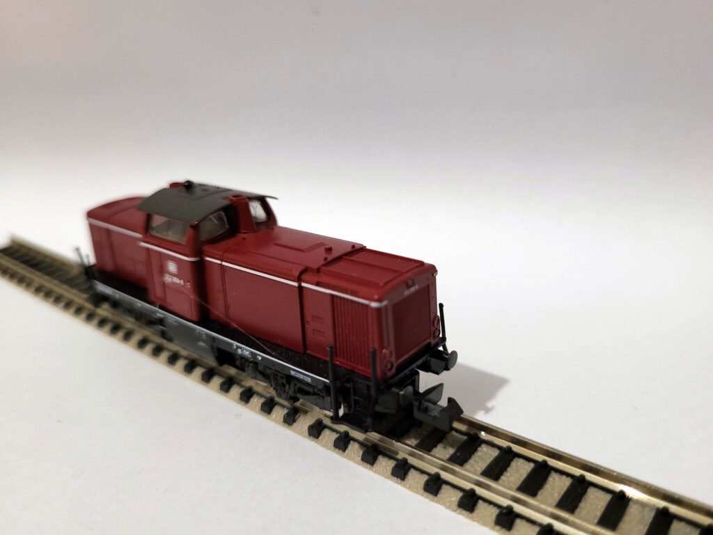 Miniature échelle N - Modéle BR Class 212 258-8 de la marque Fleischmann Piccolo - Rouge sur rails