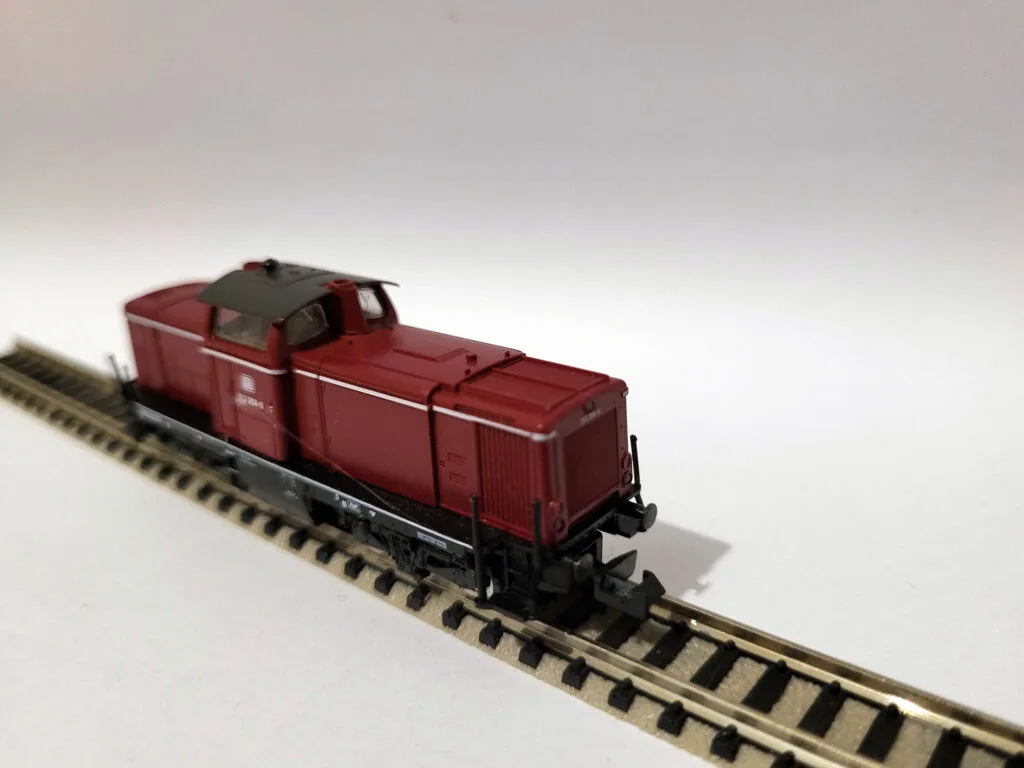 Miniature échelle N - Modéle BR Class 212 258-8 de la marque Fleischmann Piccolo - Rouge sur rails
