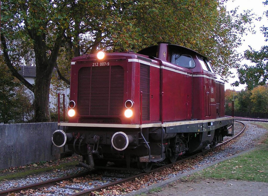 Locomotive diesel rouge DB 212 007-9 sur les rails