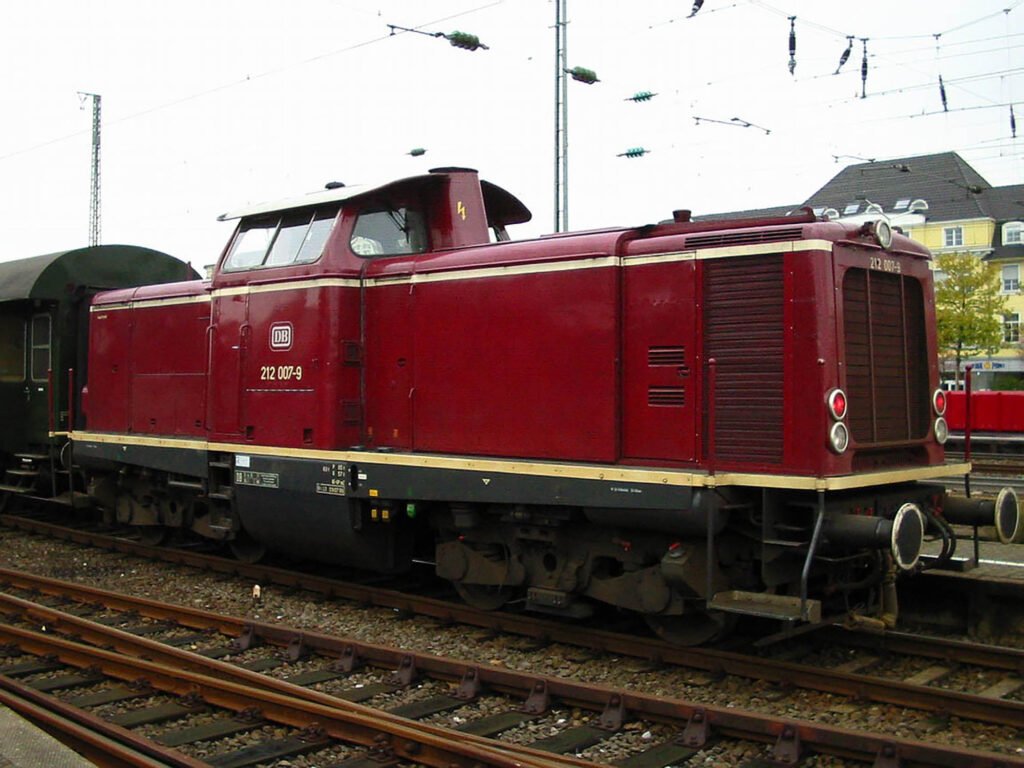 Locomotive diesel rouge DB 212 007-9 sur les rails