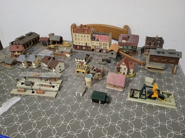 Maquettes miniatures village européen avec bâtiments et accessoires