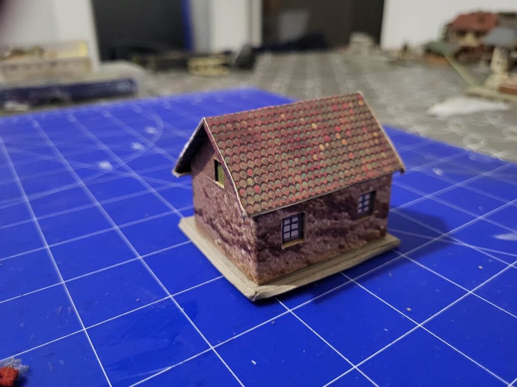 Maquette maison miniature toit rouge