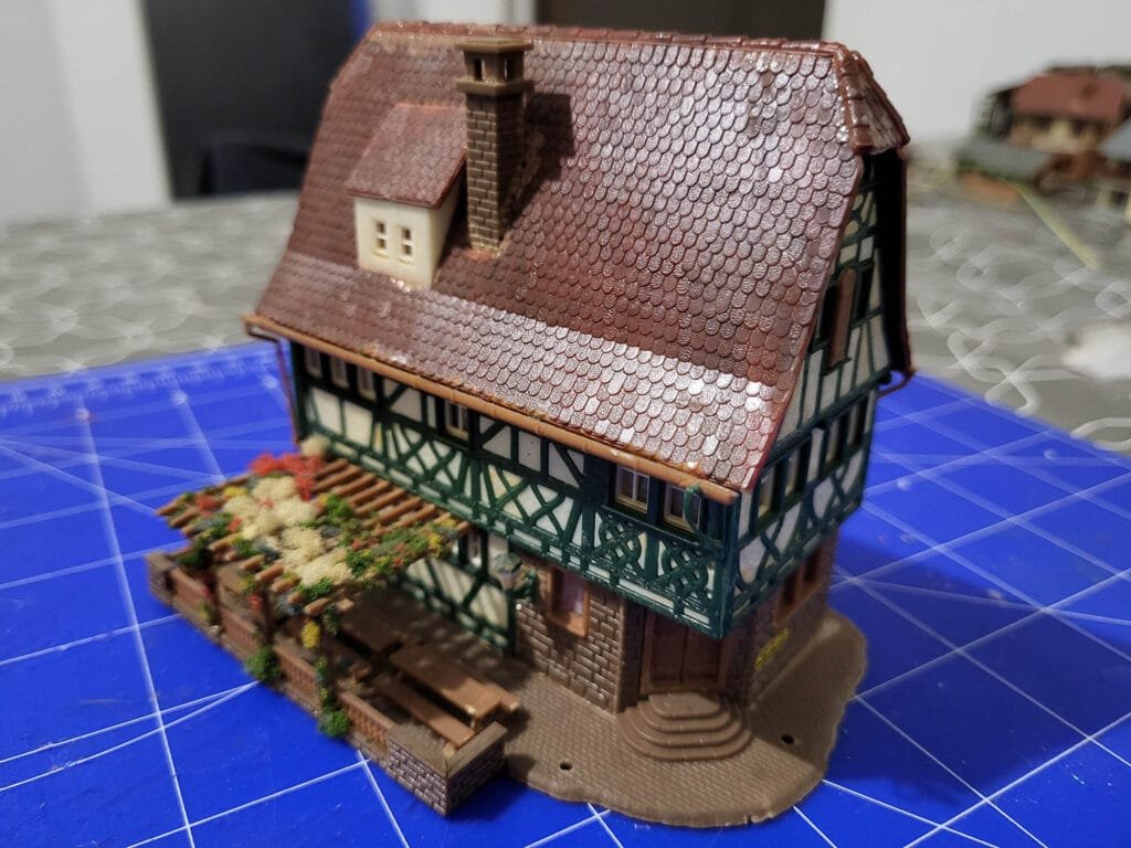 Maquette auberge à colombages et toit tuiles rouges