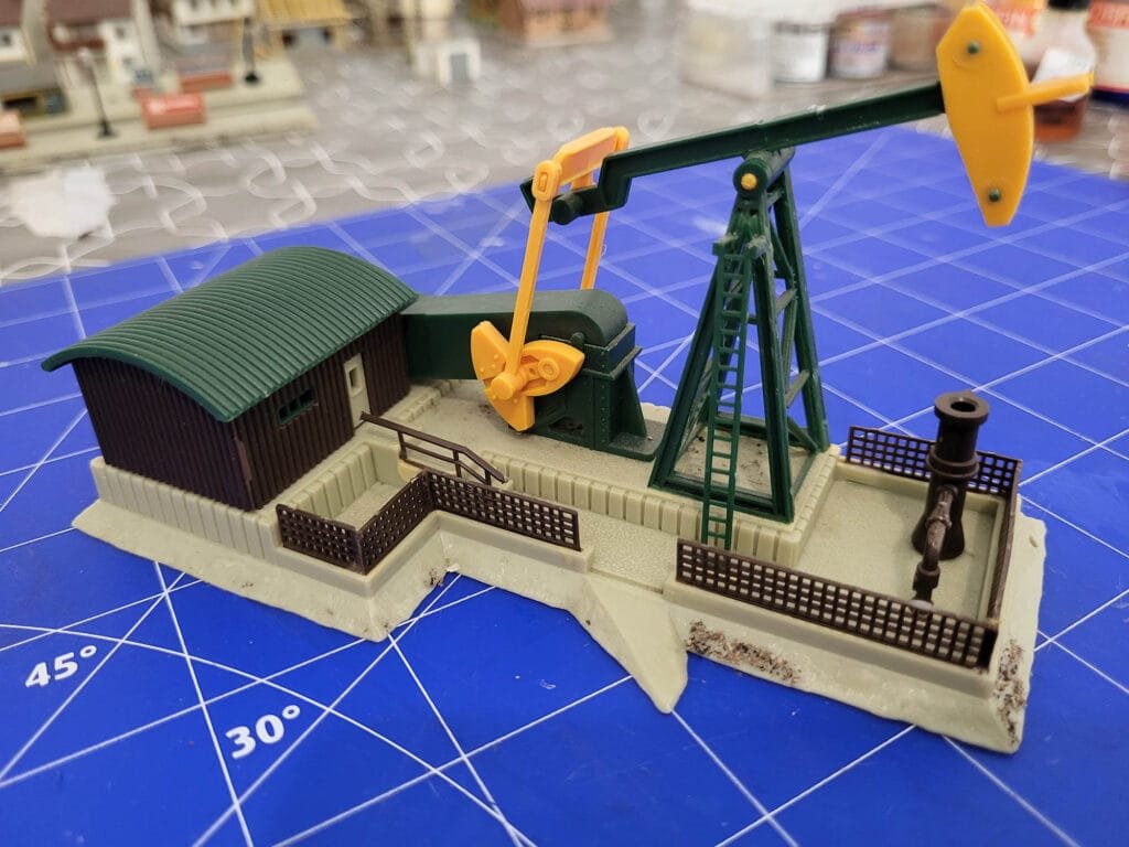Maquette miniature installation pétrolière avec pompes jaunes