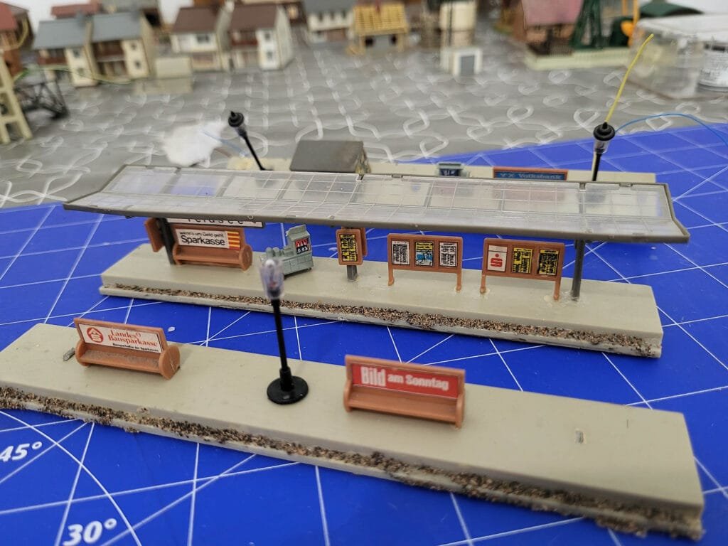 Maquette miniature de quais couverts et découvert avec panneaux publicitaires