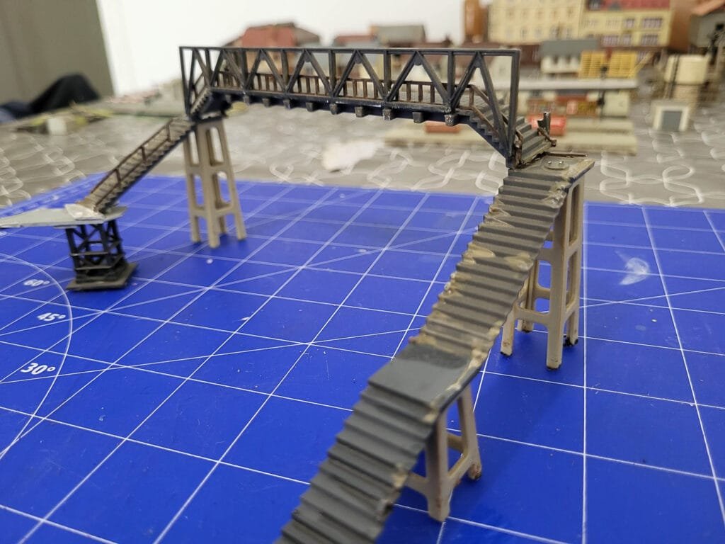 Maquette miniature d'une passerelle pour piétons avec escaliers