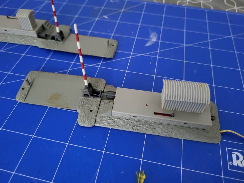 Maquettes d'un passage à niveau et ses barrières