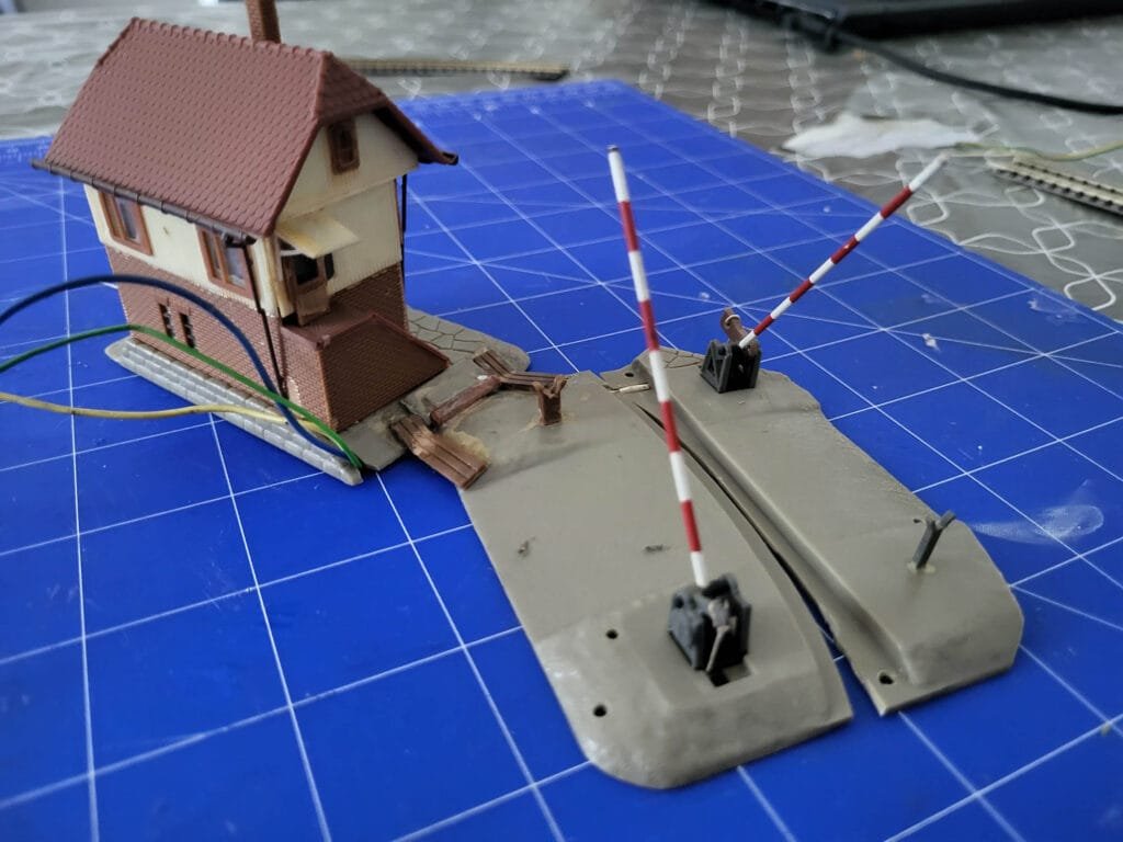 Maquette d'une maison de passage à niveau et ses barrières