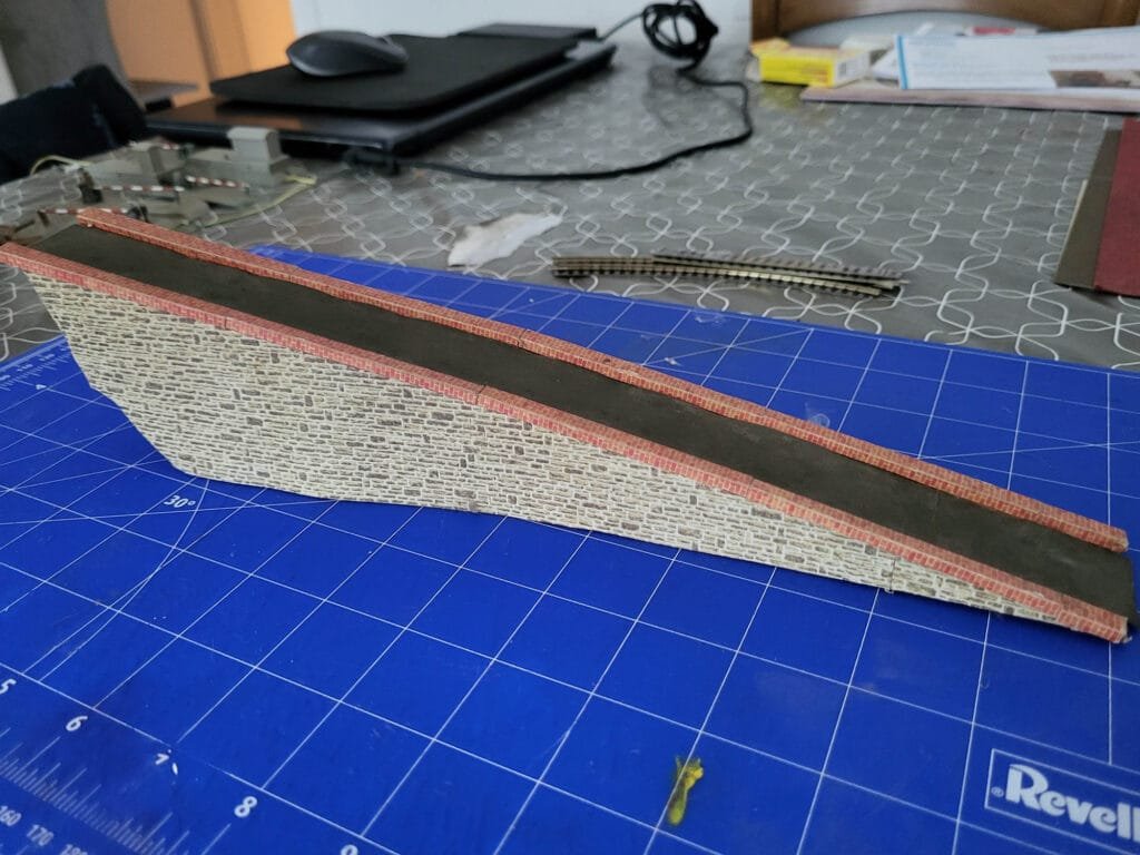 Maquette d'une rampe routière avec coupes transversales sur plan de travail