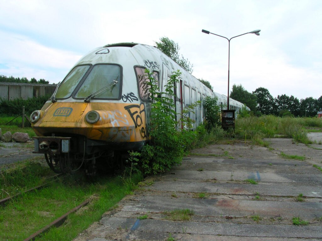 BR Class 403.001 aux couleur de la "Lufthansa Airport Express" abandonnée couvert de graffitis et végétation