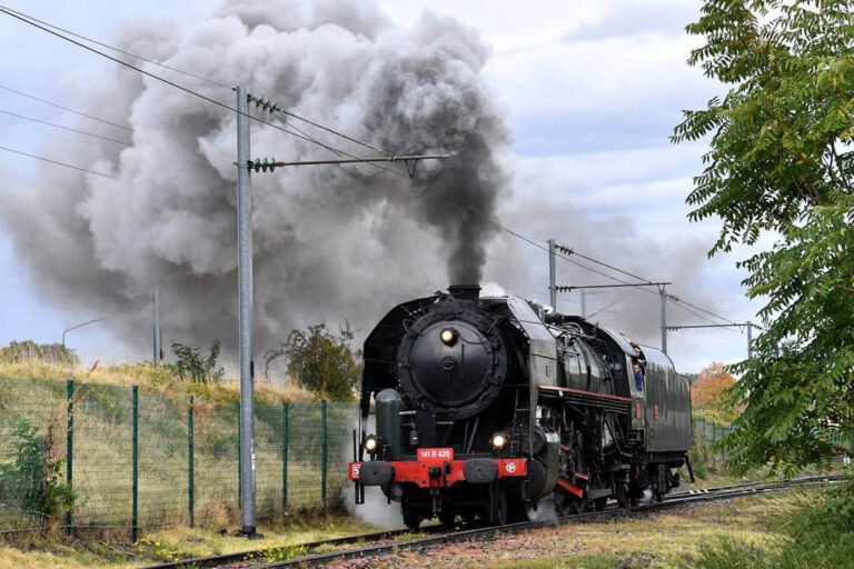 Locomotive à vapeur noire et rouge en circulation