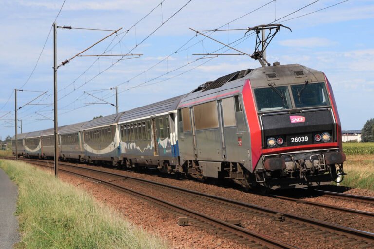 Train SNCF électrique 26039 en circulation sur voie ferrée
