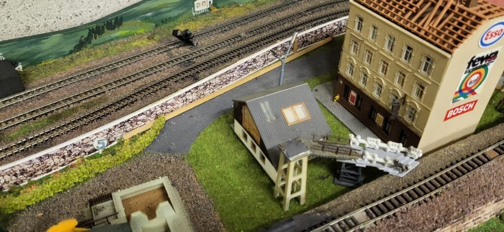 Maquette train miniature gare avec gare et voies ferrées