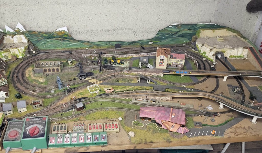 Maquette de train miniature avec voies et bâtiments détaillés