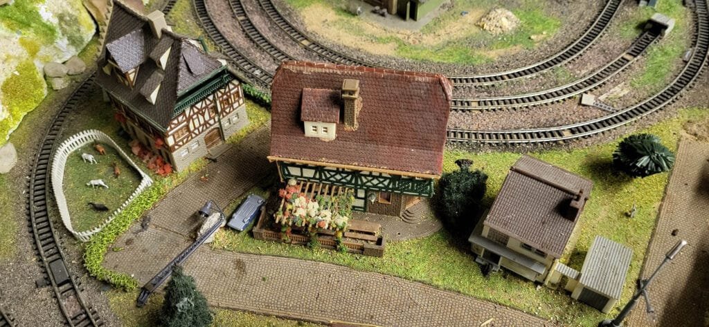 Maquette train miniature avec maisons et voies ferrées