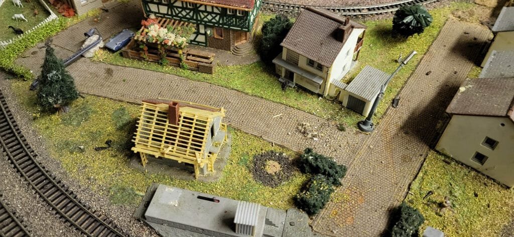 Maquette miniature avec lotissement de maisons et voies ferrées