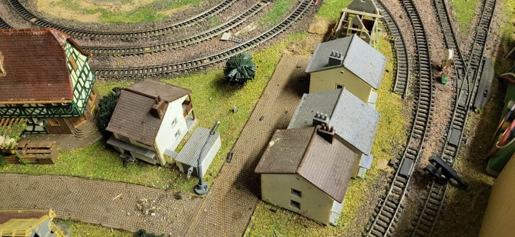 Maquette de chemin de fer avec maisons miniatures et voies